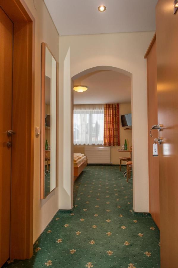 Pension Elisabeth Russbach am Pass Gschütt Room photo